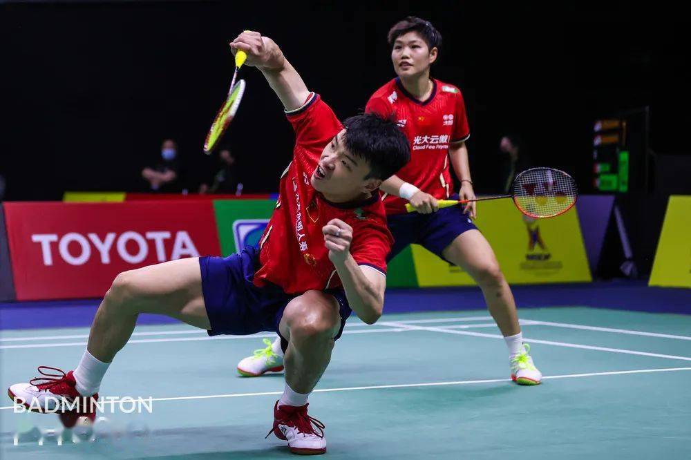 泰国队碾压印尼队，黄鸭组合点燃赛场