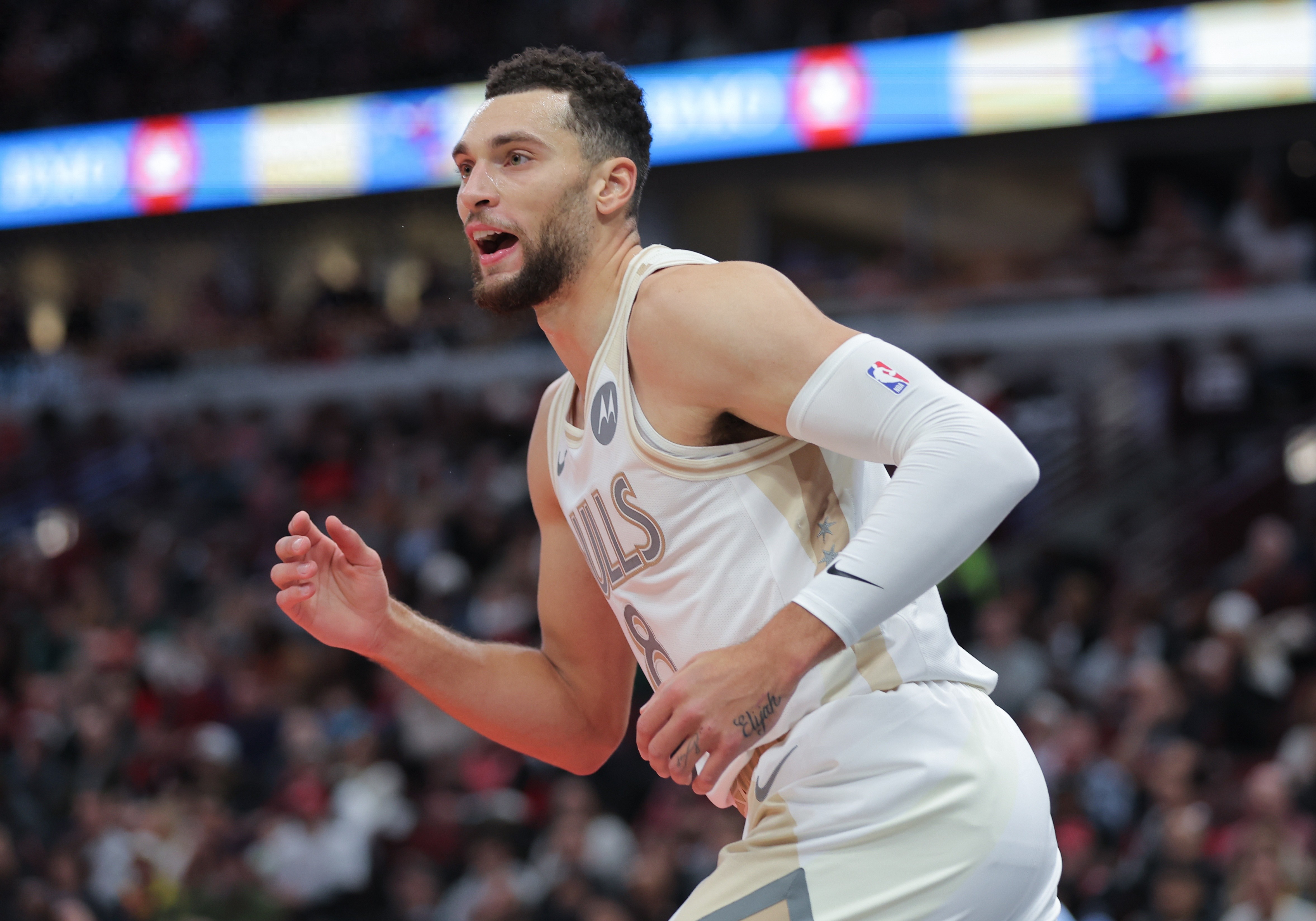 篮网完胜76人，拉文点燃赛场