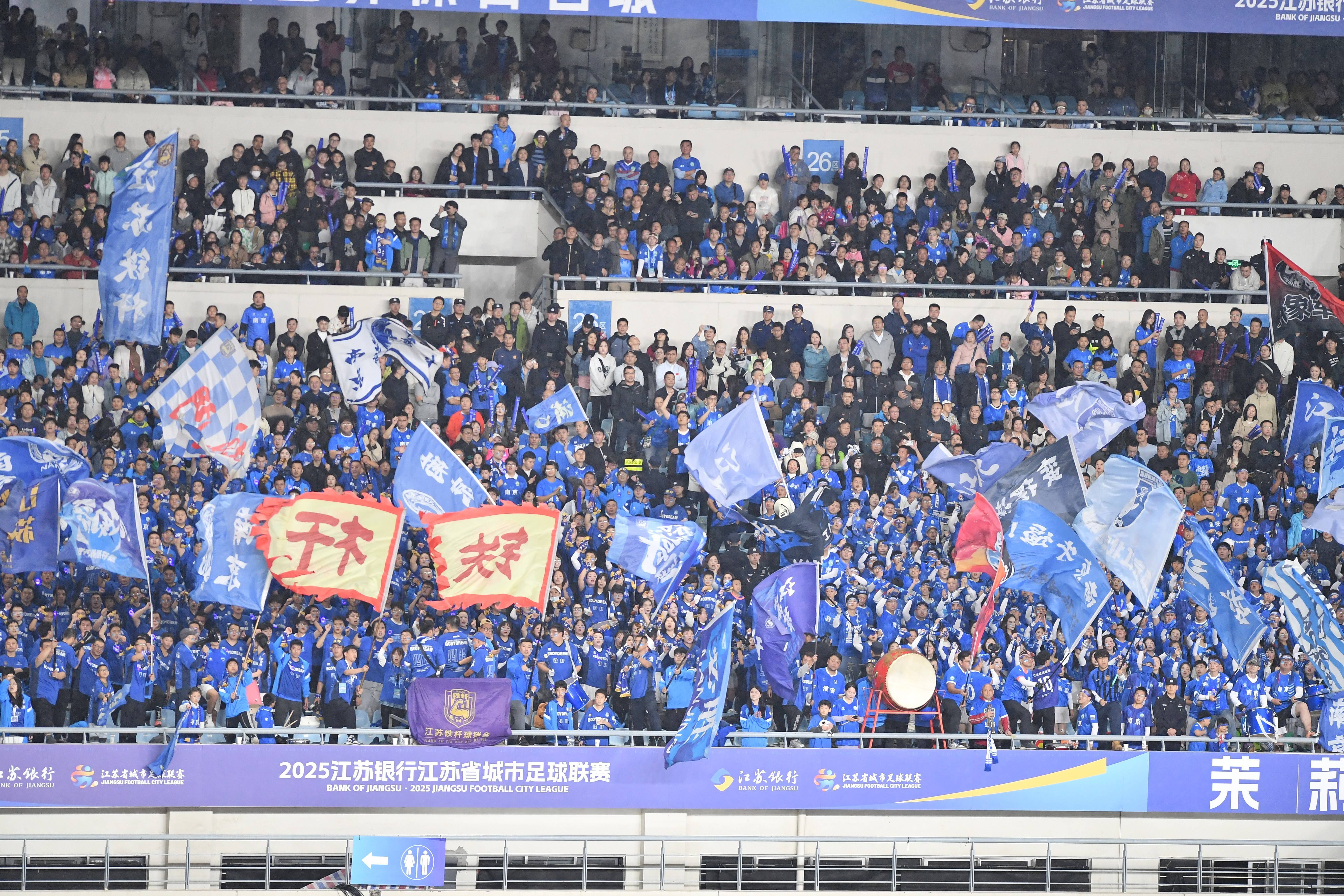 足球联赛赛况热烈，比赛场面热火朝天