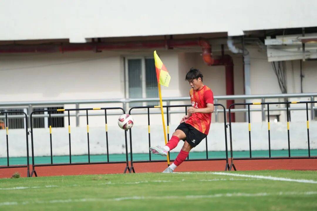 足球比赛引发球迷热议，球队斗志昂扬