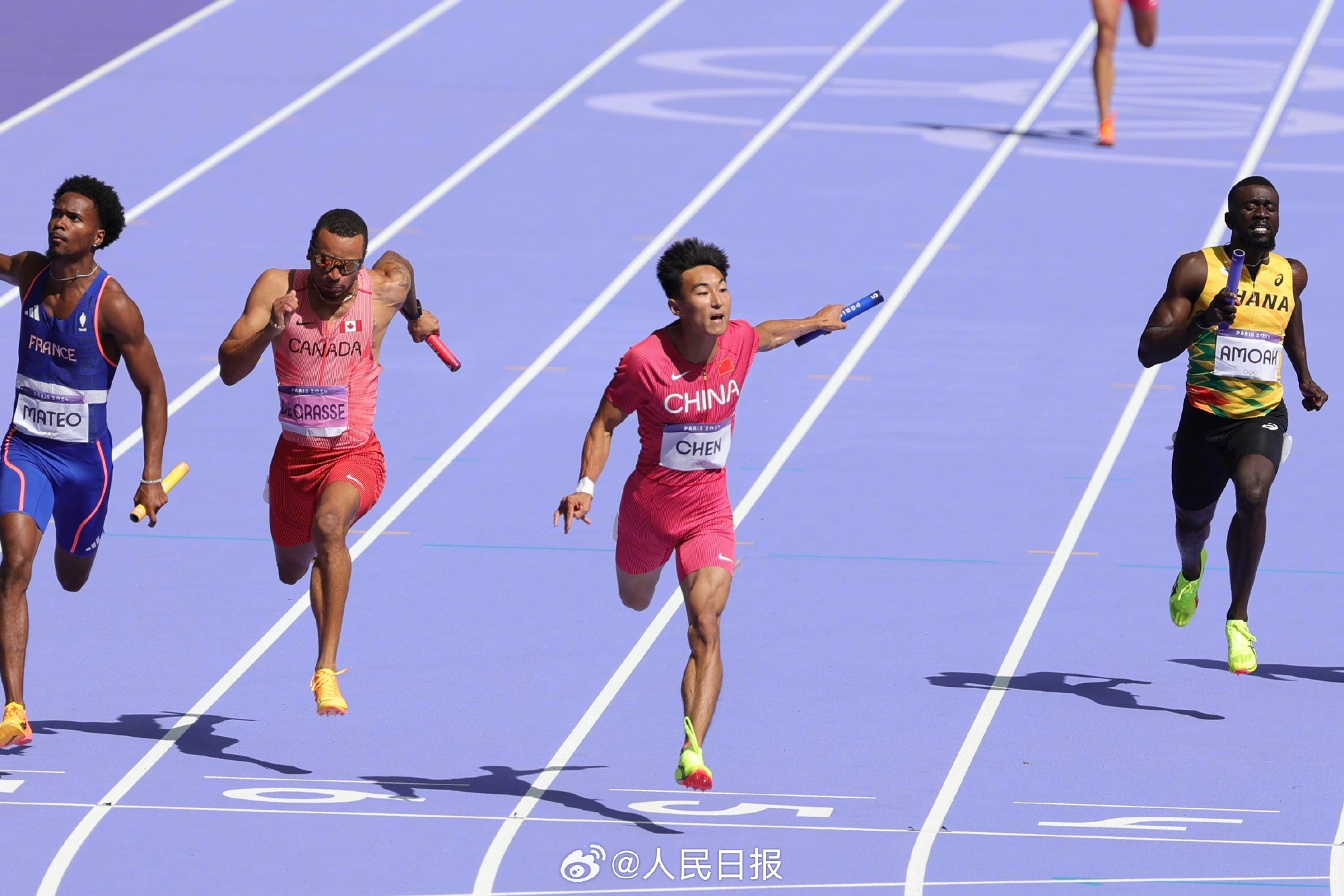 欧预赛赛场上球员们奋勇拼搏，敢打敢拼的简单介绍