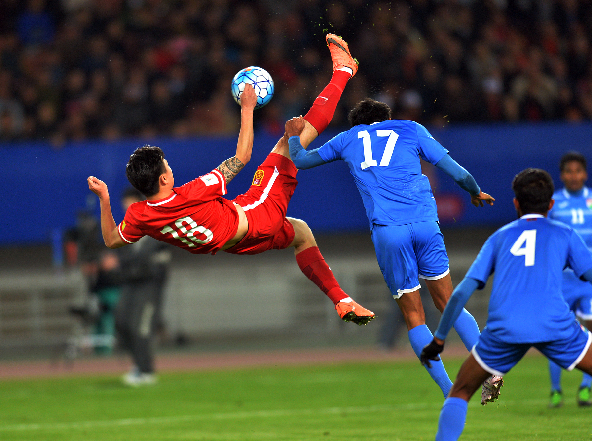 欧预赛赛场上球员们奋勇拼搏，敢打敢拼的简单介绍