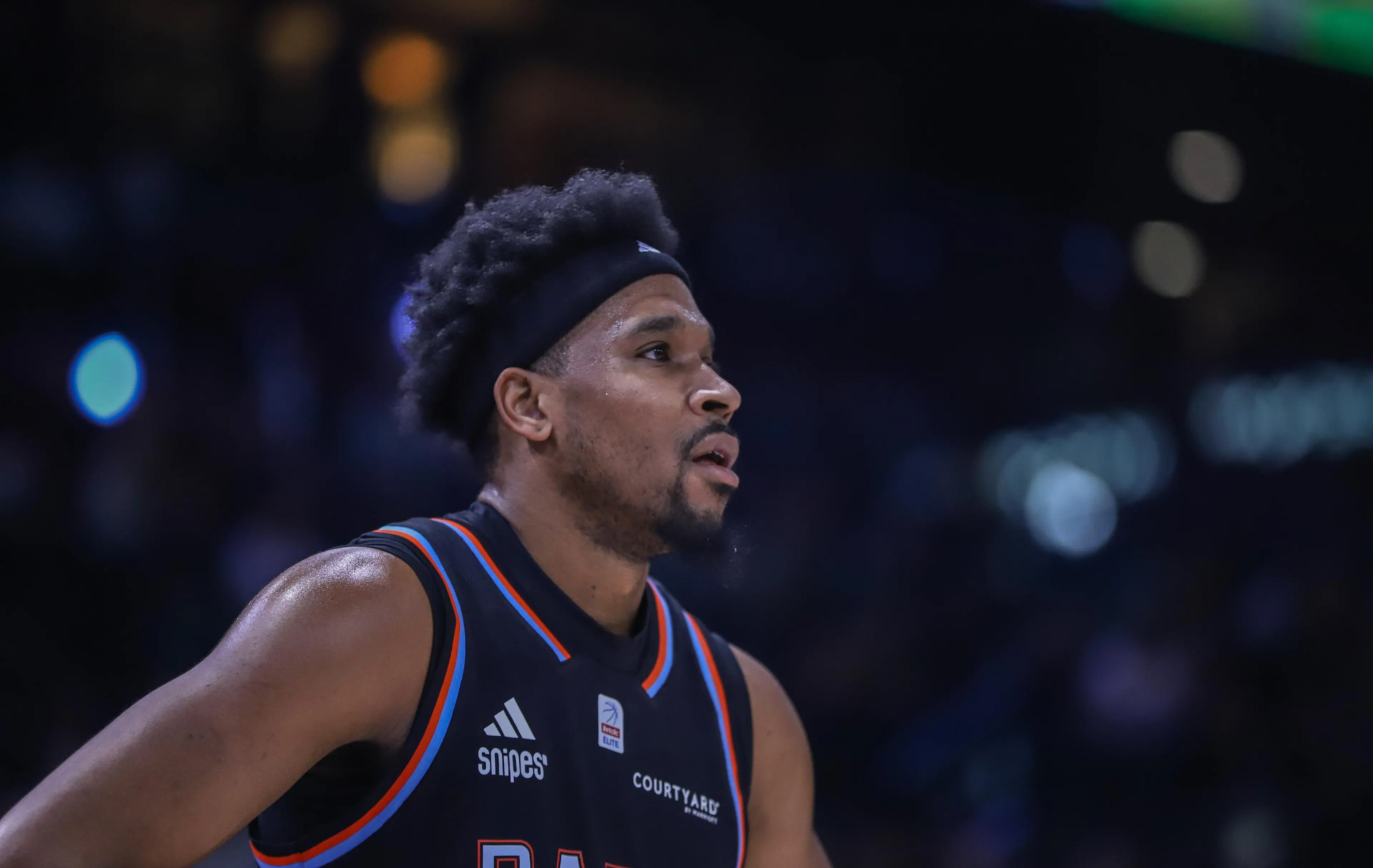 黄蜂碾压中国男篮，拉塞尔打破历史纪录