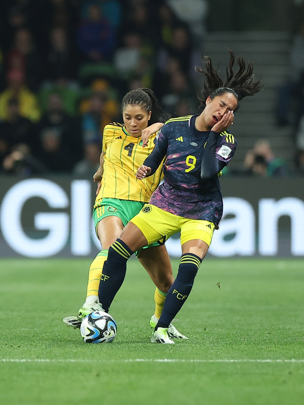 火爆赛场:女足比赛燃烧激情 火爆赛场:女足比赛燃烧激情