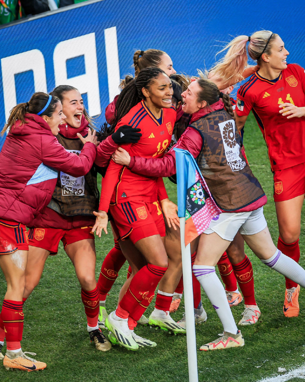 火爆赛场:女足比赛燃烧激情 火爆赛场:女足比赛燃烧激情